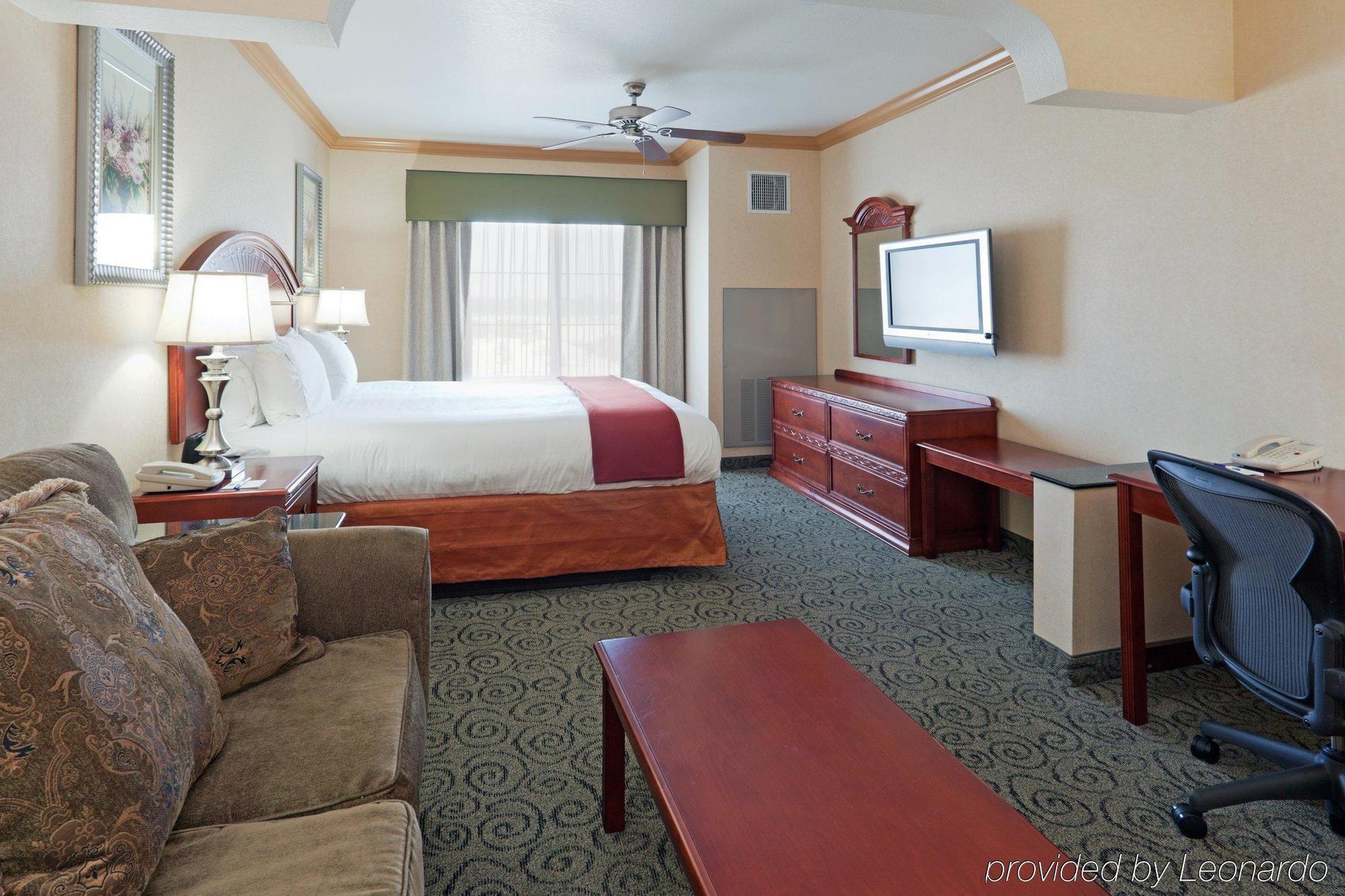 Holiday Inn Express & Suites Bakersfield Central Chambre photo